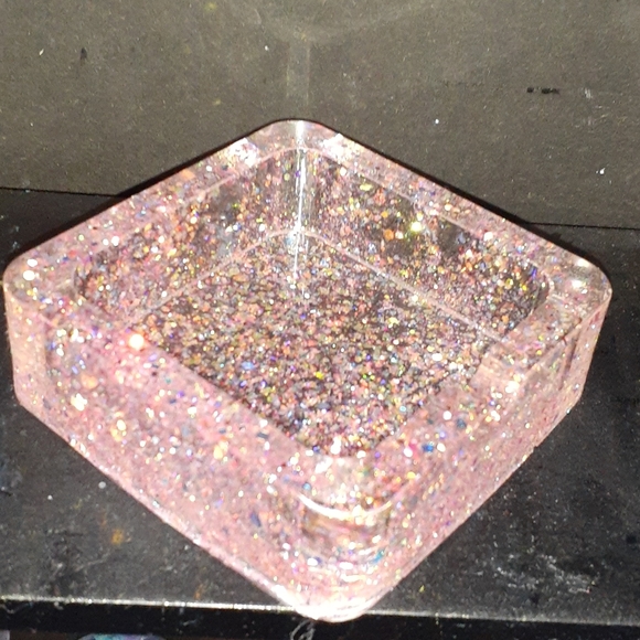 Resin ashtray - Picture 2 of 4